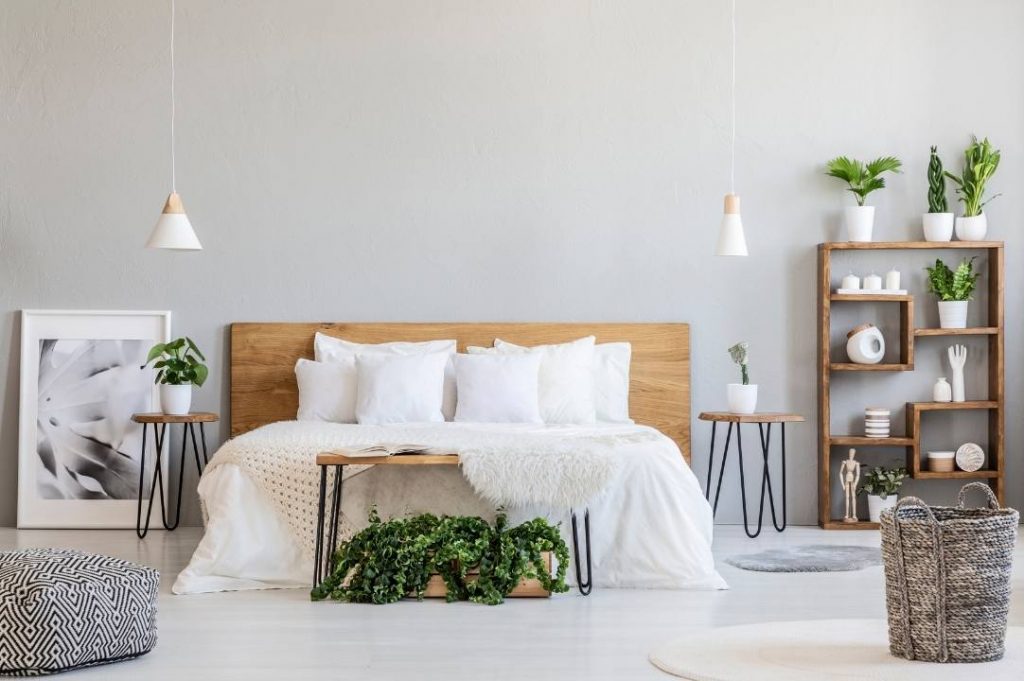Aprile dolce dormire: 5 cose che devi sapere sull'arredo della camera da letto | Facile Ristrutturare Camera matrimoniale con testata in legno. Quadri e piante verdi in camera.