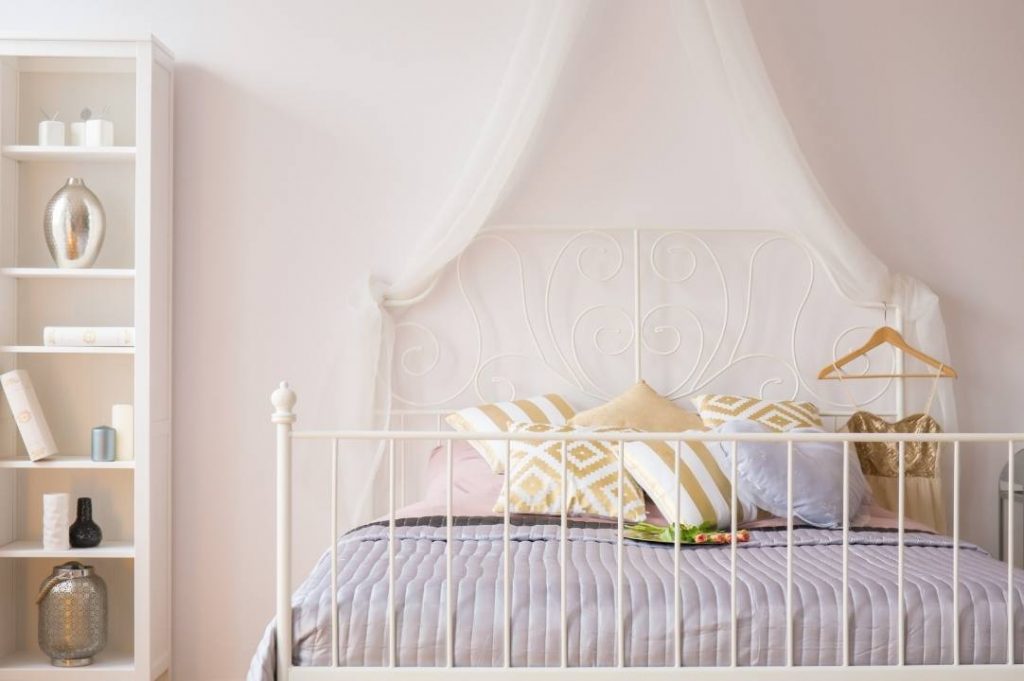 Aprile dolce dormire: 5 cose che devi sapere sull'arredo della camera da letto | Facile Ristrutturare camera matrimoniale con letto a baldacchino in ferro battuto bianco.