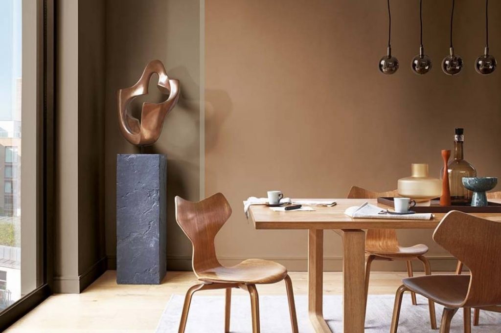TRUST COLOURS: rinnova la tua cucina con la palette di Sikkens! | Facile Ristrutturare Colori sikkens per arredare cucina. Tavolo in legno. lampadario a sospensione in cucina.