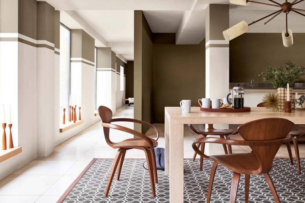 TRUST COLOURS: rinnova la tua cucina con la palette di Sikkens! | Facile Ristrutturare Living sikkens con tavolo in legno chiaro e sedie in legno scuro. Pareti con bande verticali color tortora.