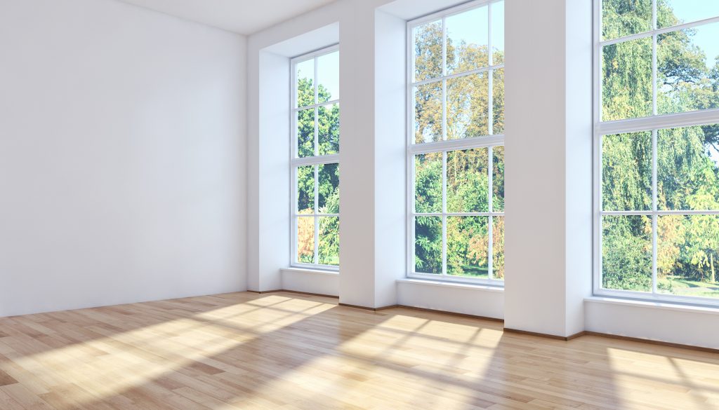 L’Arch. Vanin ci aiuta nella scelta dei serramenti! | Facile Ristrutturare Ampia vetrata con infissi bianchi e parquet.