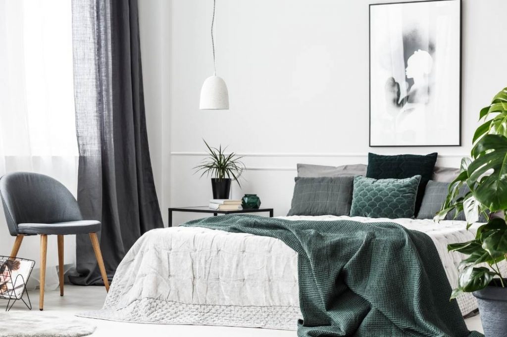 Aprile dolce dormire: 5 cose che devi sapere sull'arredo della camera da letto | Facile Ristrutturare Camera da letto bianca chiara con arredi scuri coperte scure