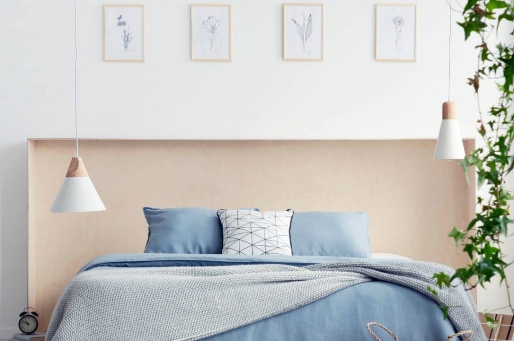 Aprile dolce dormire: 5 cose che devi sapere sull'arredo della camera da letto | Facile Ristrutturare camera da letto matrimoniale con luci a sospensione e testa del letto beige.