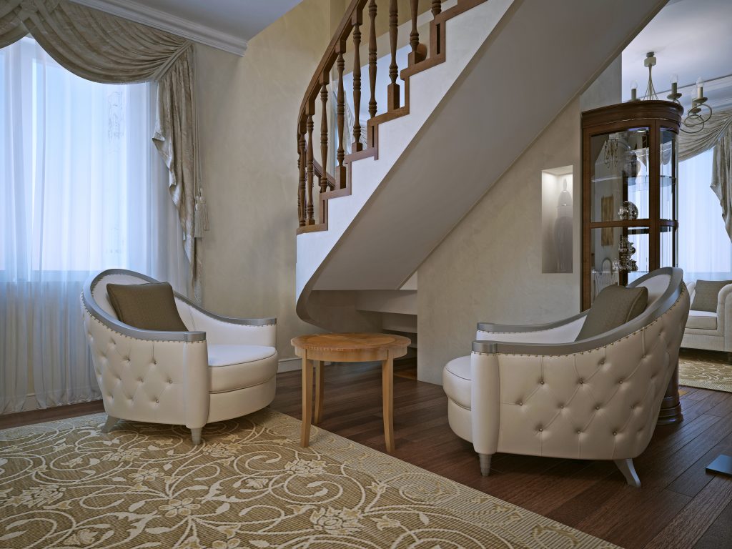 TAPPETI PER LA CASA: una guida semplice e pratica per la scelta di questo tessile d’arredo | Facile Ristrutturare Salone classico con poltrone, scala e tappeto damascato