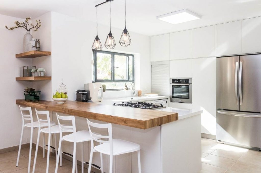 BONUS MOBILI 2021: tutte le novità per arredare casa! | Facile Ristrutturare Cucina bianca con penisola in legno