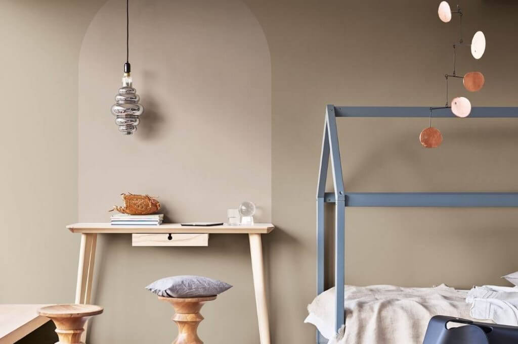 Archi e cerchi: personalizza le pareti con le palette di Sikkens! | Facile Ristrutturare parete tortora con semicerchio dipinto sopra la scrivania. Palette brave ground di Sikkens.