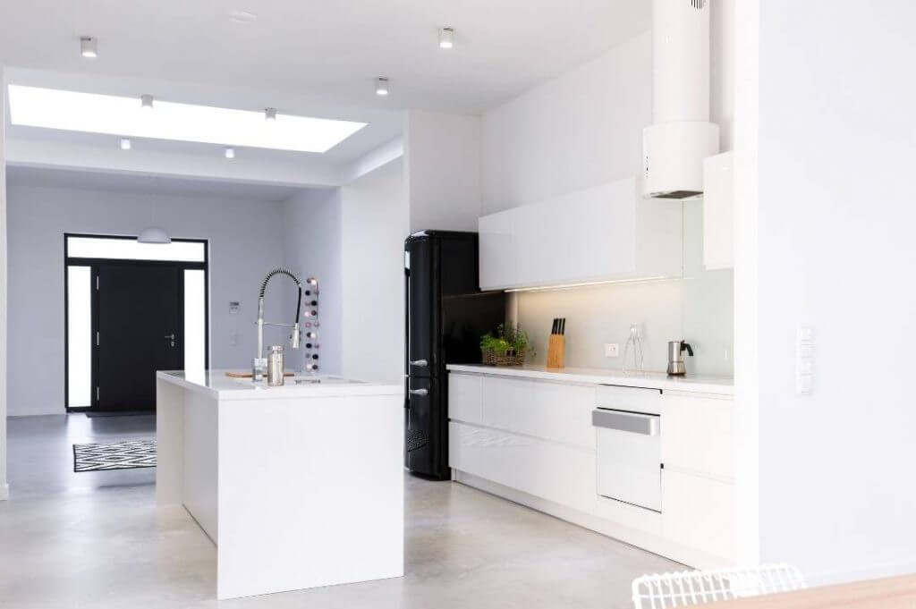 Arredare casa stile minimal: less is more! | Facile Ristrutturare Cucina bianca stile minimal con isola e frigo nero.
