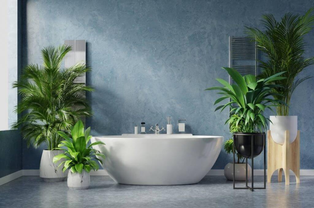 Come scegliere la resina con i consigli dell'Arch. Vanin | Facile Ristrutturare bagno moderno con resina. Vasca freestanding bianca e piante nel bagno.