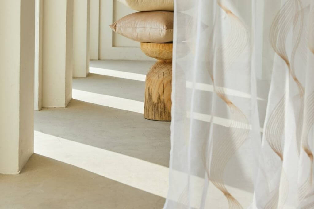 Scegli le tende per la casa insieme all’Arch. Vanin! | Facile Ristrutturare tenda bianca e dorata.