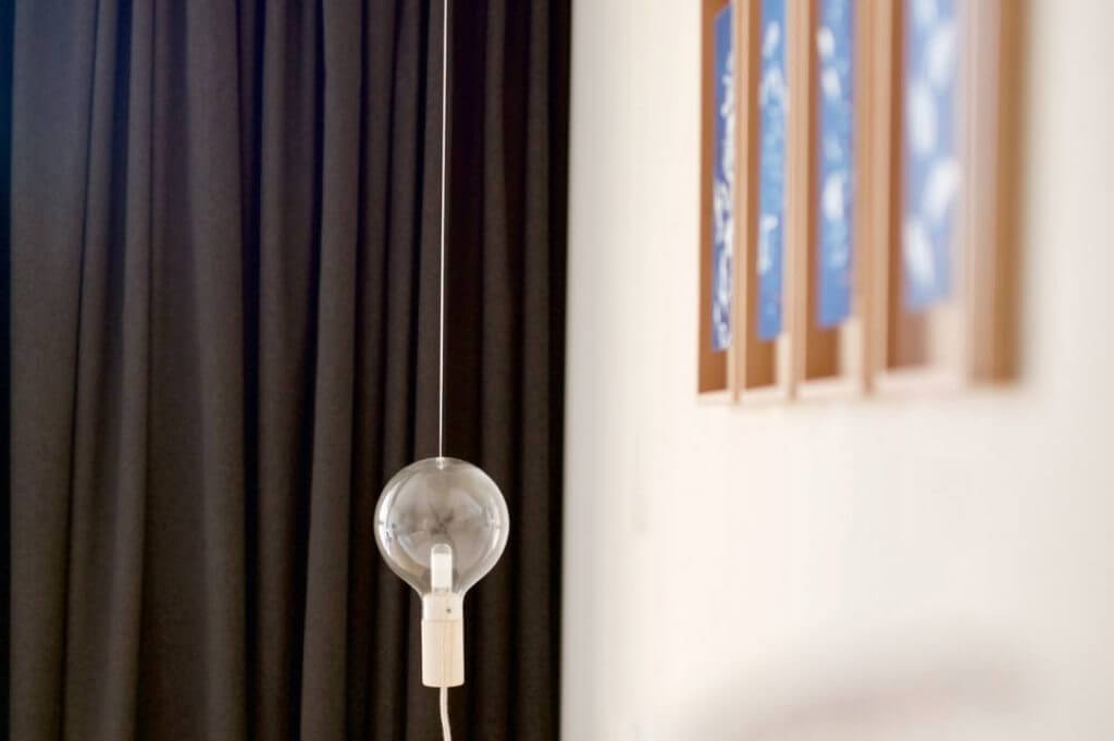 Scegli le tende per la casa insieme all’Arch. Vanin! | Facile Ristrutturare Tende nere per camera da letto.