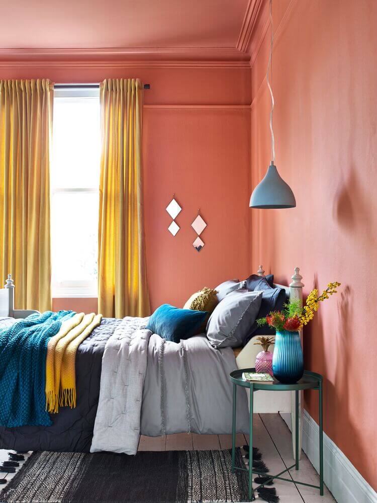 Un tocco di colore al soffitto con Sikkens! | Facile Ristrutturare camera da letto con pareti e soffitto dipinte di rosso.