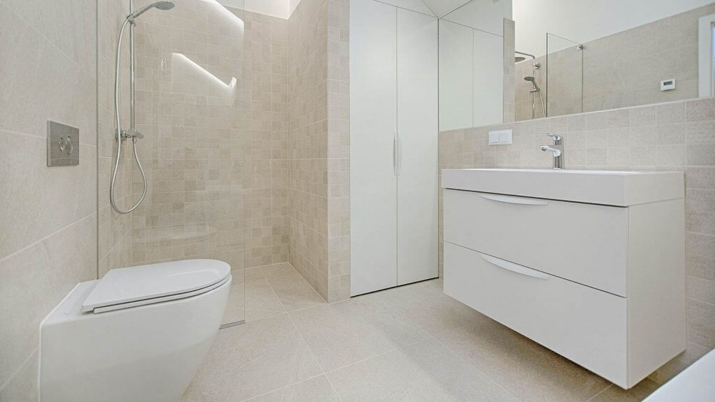 Lavabo bagno da appoggio, sospeso e da incasso: quale scegliere? | Facile Ristrutturare Bagno moderno con lavandino con mobile bianco.