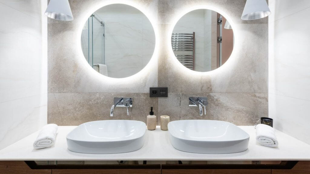 Lavabo bagno da appoggio, sospeso e da incasso: quale scegliere? | Facile Ristrutturare Bagno con doppio lavabo bianco e due specchi rotondi.