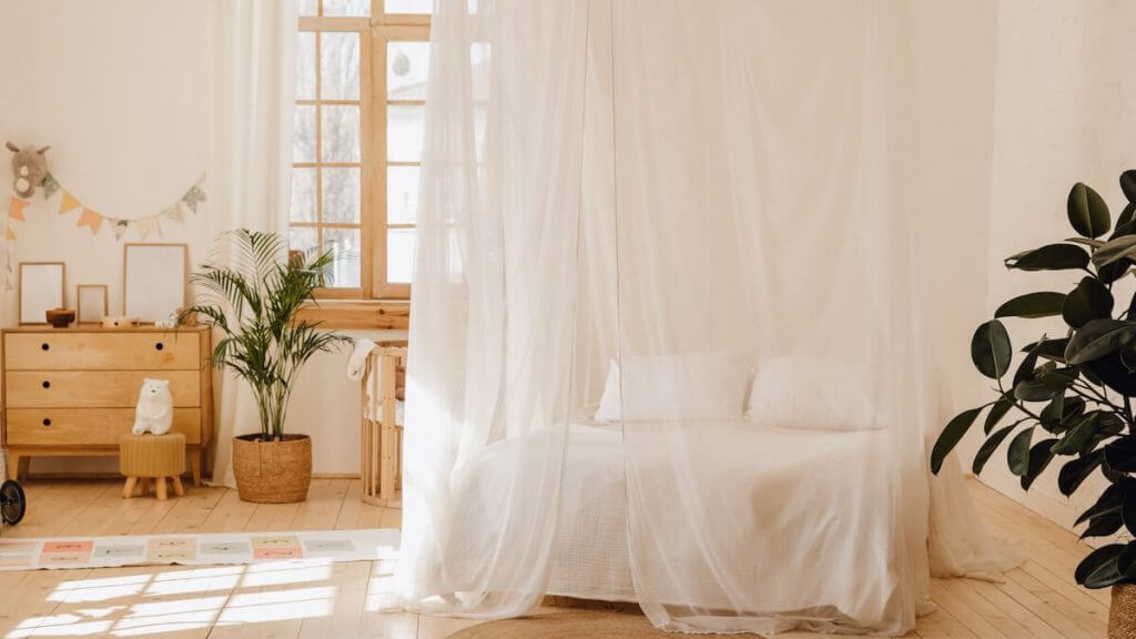 Come arredare casa in stile mediterraneo | Facile Ristrutturare camera matrimoniale con letto a baldacchino bianco.