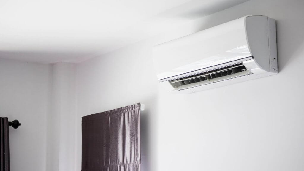 I consigli dell’Arch. Vanin per l’installazione dell’aria condizionata canalizzata | Facile Ristrutturare Condizionatore split installato su una parete.