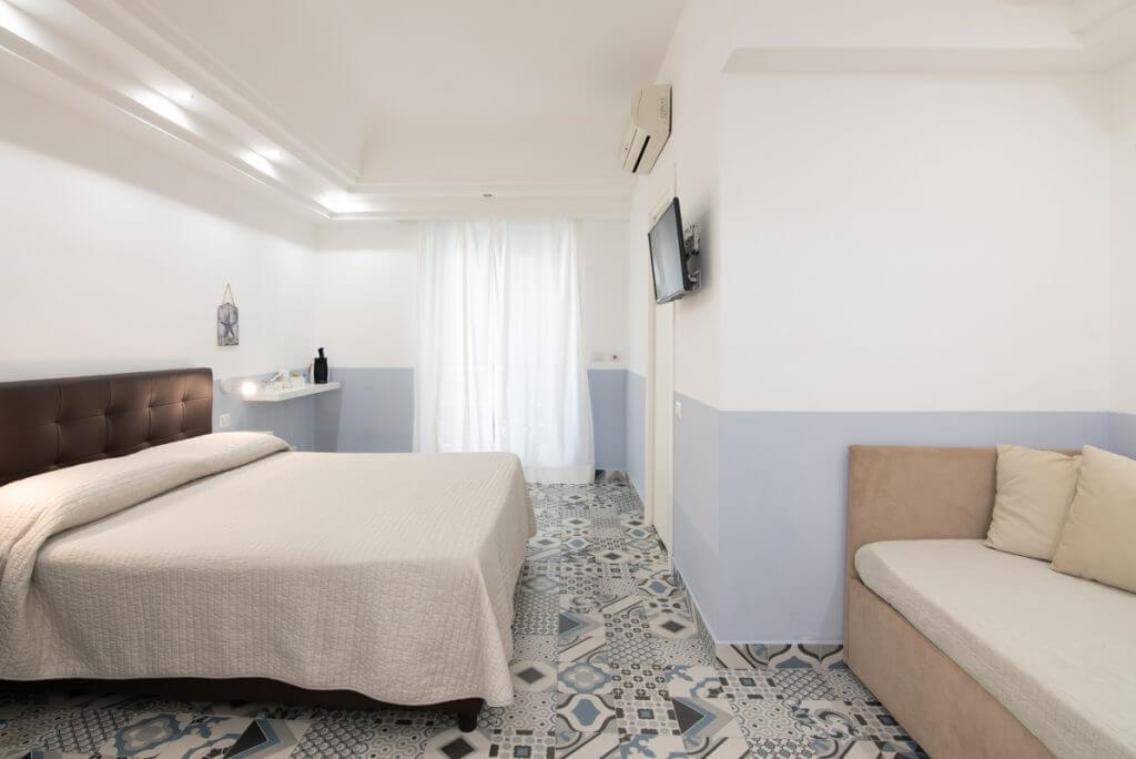 Pavimento con cementine azzurre e grigie in camera da letto