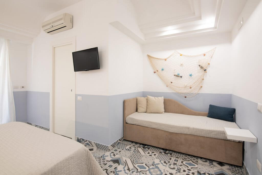 bed and breakfast con divano letto al muro.
