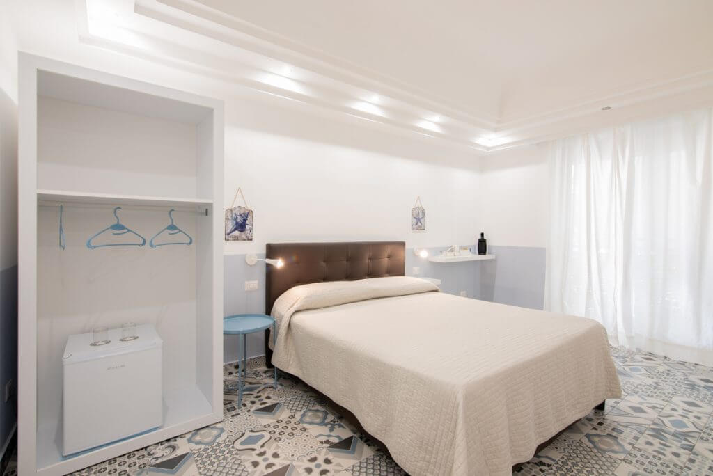 Camera matrimoniale bed and breakfast con pavimento in cementine grigie e azzurre