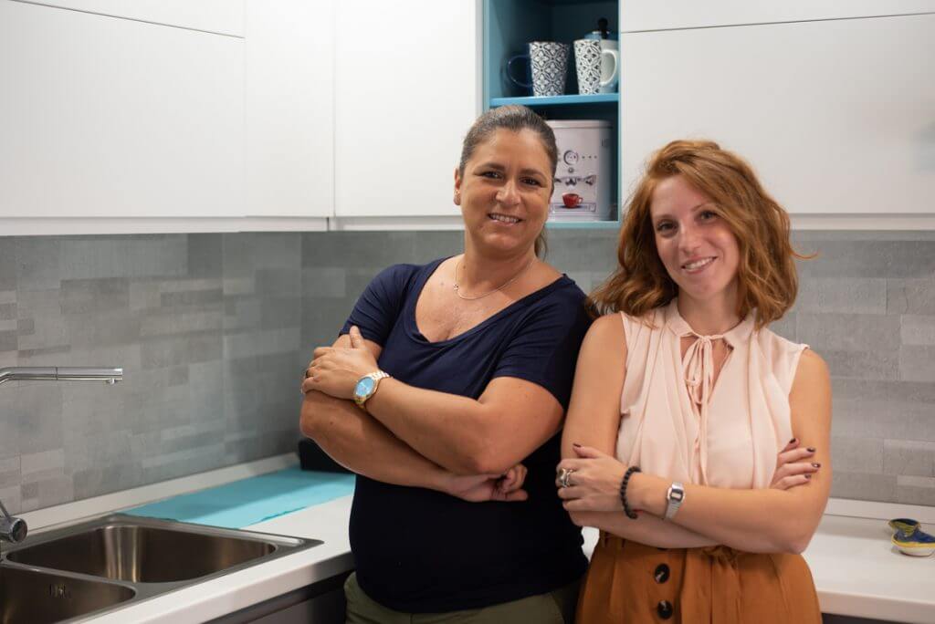 Architetto e cliente in cucina.