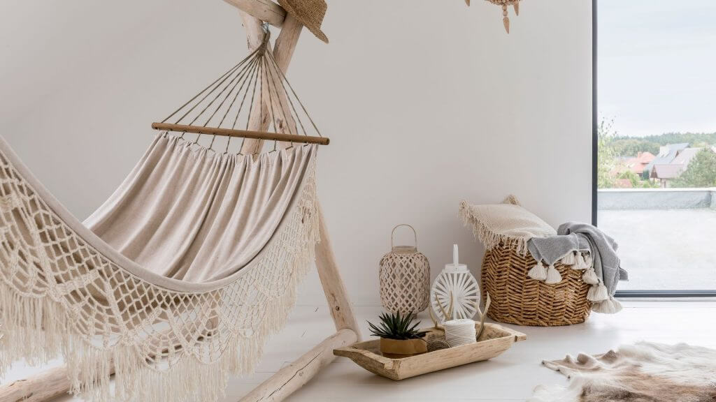 Come arredare casa in stile mediterraneo | Facile Ristrutturare terrazzo con amaca, lanterne e ceste in vimini.