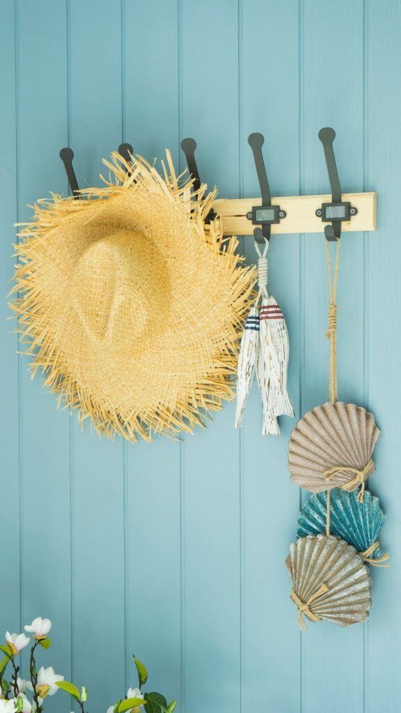 Come arredare casa in stile mediterraneo | Facile Ristrutturare ingresso stile mediterraneo con rivestimenti azzurri. Cappello di paglia e conchiglie appese.