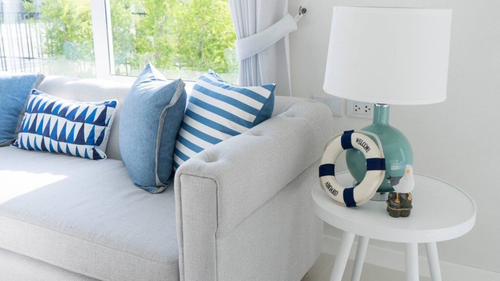 Come arredare casa in stile mediterraneo | Facile Ristrutturare Divano bianco con cuscini blu a fantasia.