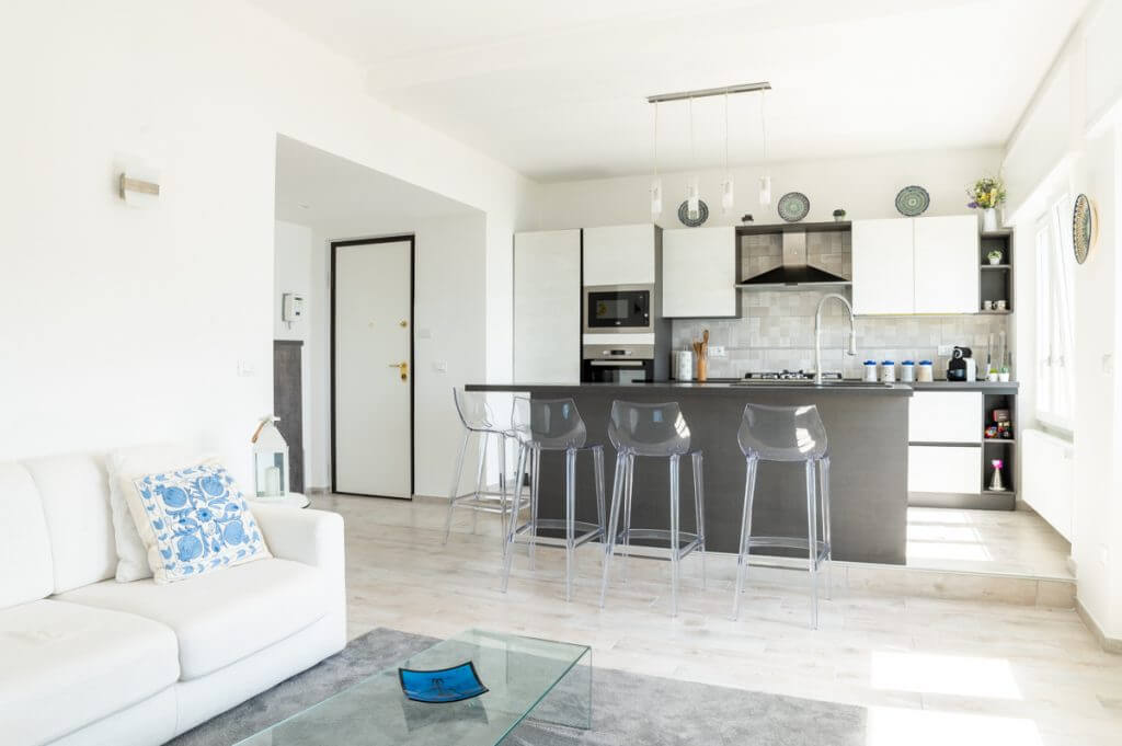open space con cucina a isola.