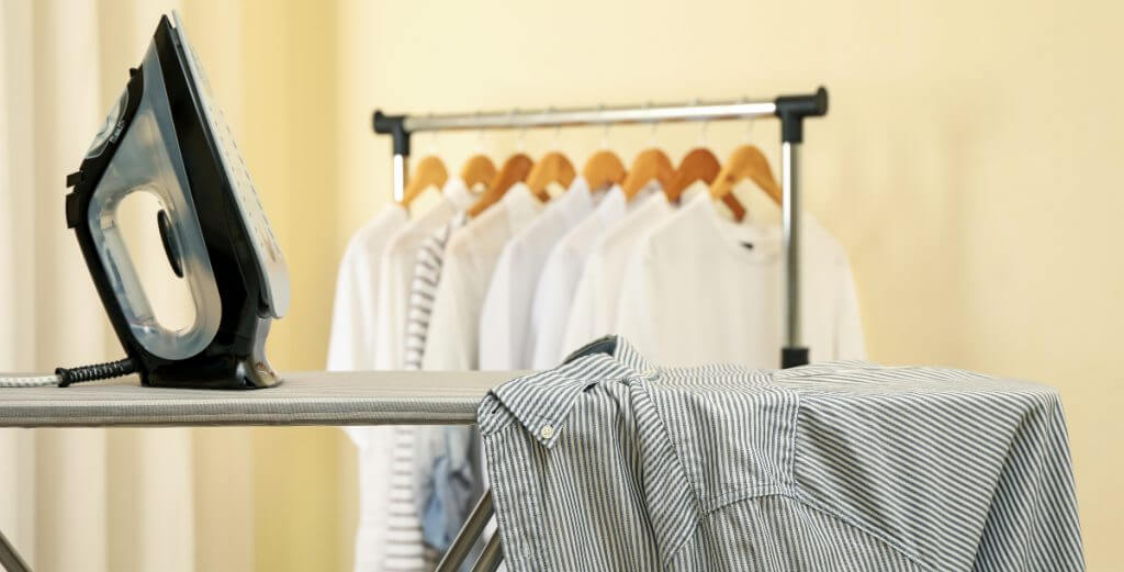Asse da stiro con ferro e camicia