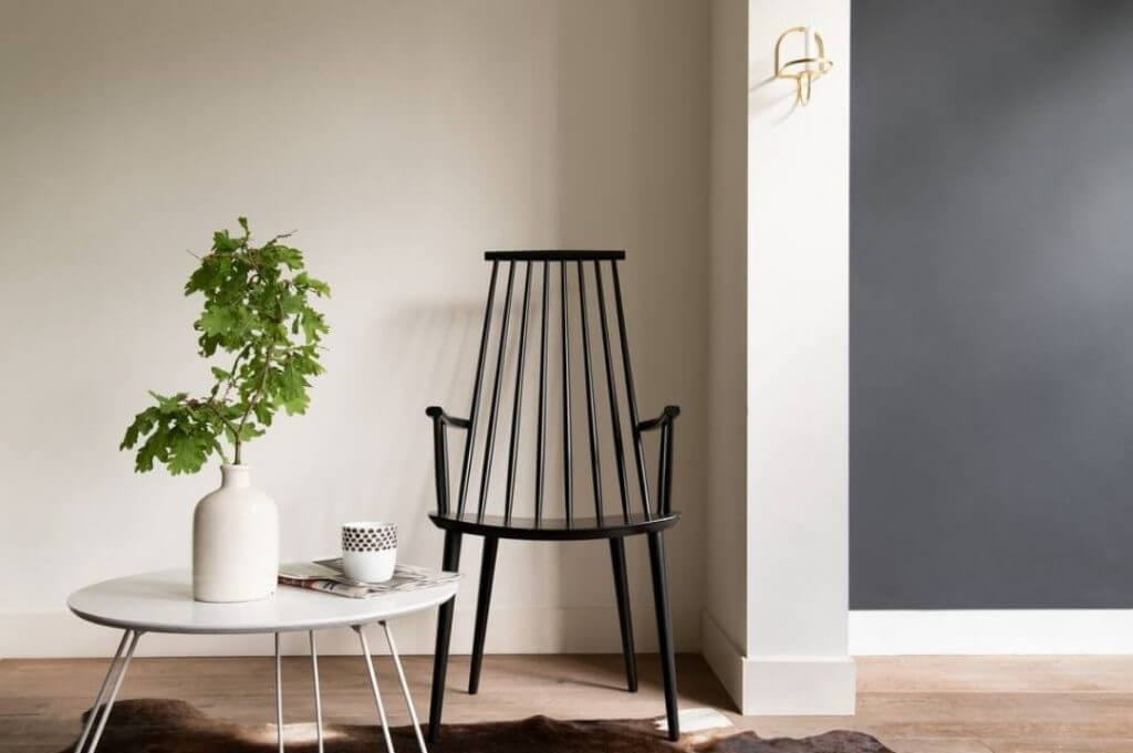 Come dividere gli ambienti con i colori di Sikkens | Facile Ristrutturare Ingresso con tavolino basso bianco e sedia nera. Colorare pareti