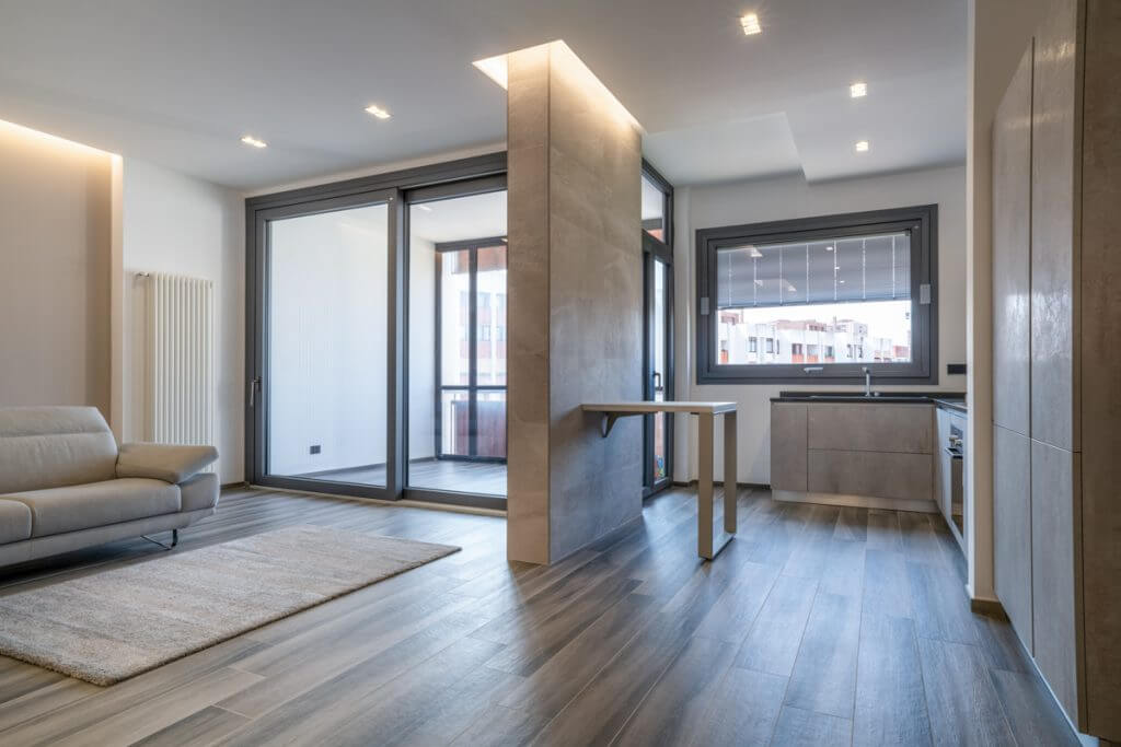 Open space con colonna divisoria in ceramica.