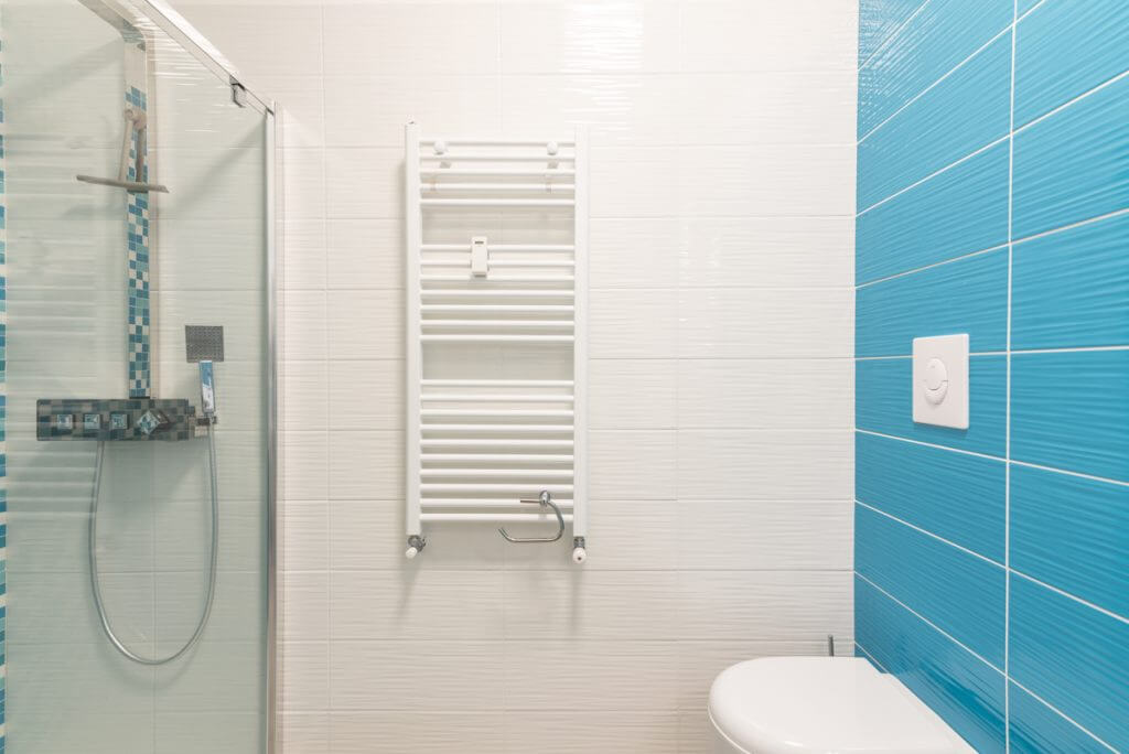 bagno con piastrelle bianche e azzurre.