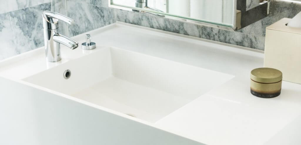 Cinque idee di ristrutturazione per il bagno piccolo | Facile Ristrutturare idee ristrutturazione bagno, lavandino rettangolare bianco.