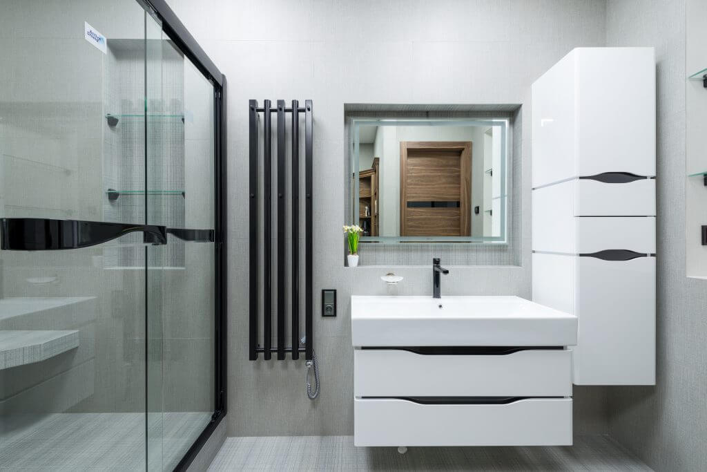 Cinque idee di ristrutturazione per il bagno piccolo | Facile Ristrutturare idee ristrutturazione bagno con sanitari bianchi e neri e box doccia vetrato.