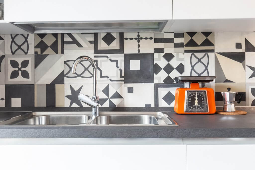 Ristrutturazione casa Lecce paraschizzi cucina con cementine bianche, nere e grigie.