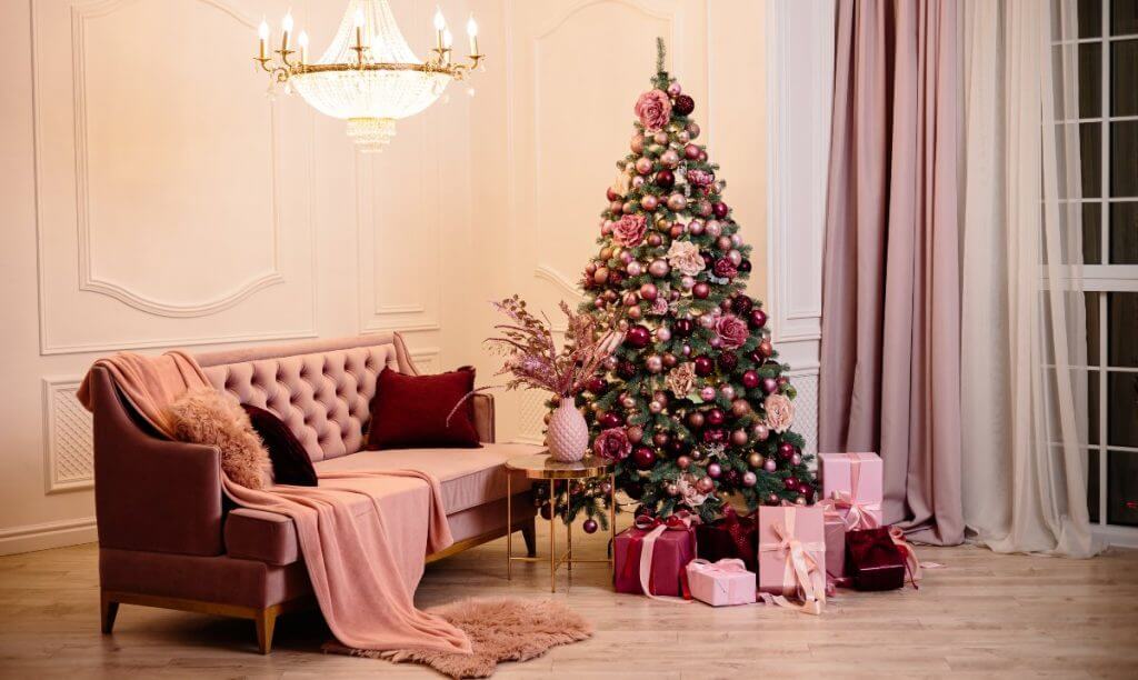 A ogni pavimento il suo albero di Natale! | Facile Ristrutturare Alberto di natale con decorazioni rosa e fucsia con pacchi regalo.