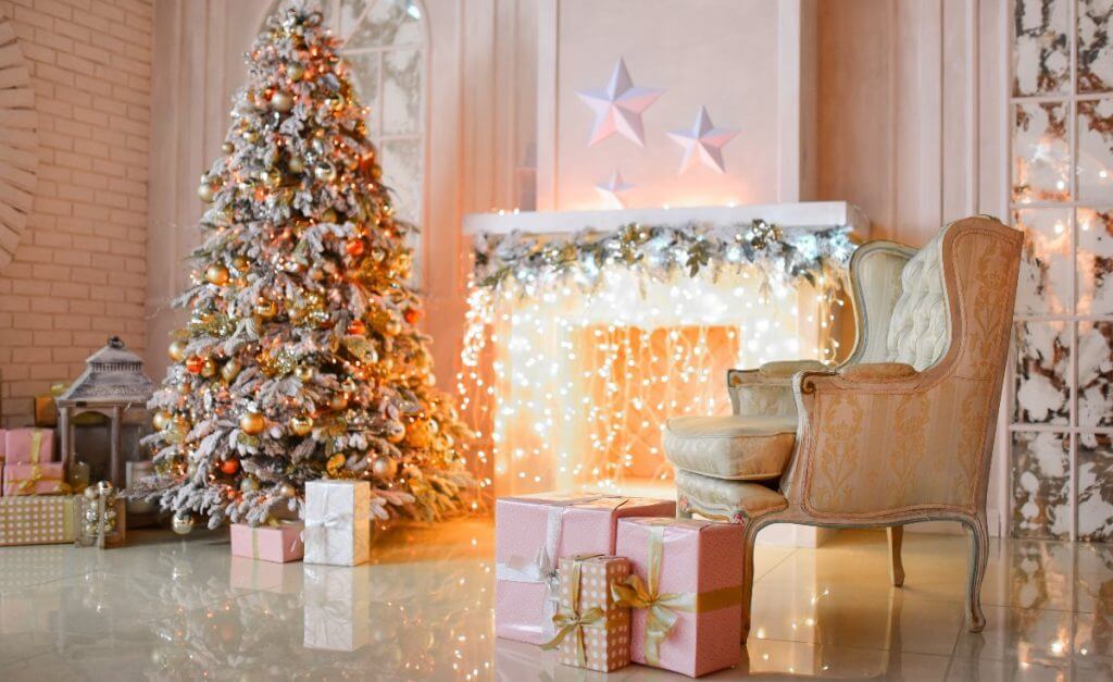 A ogni pavimento il suo albero di Natale! | Facile Ristrutturare Casa con albero di natale bianco e pacchi regalo.