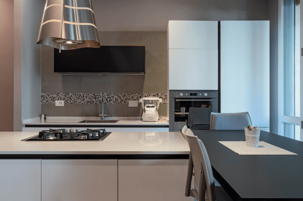 Rivestimenti in mosaico: come scegliere le piastrelle perfette per la cucina | Facile Ristrutturare striscia mosaico su paraschizzi in cucina.
