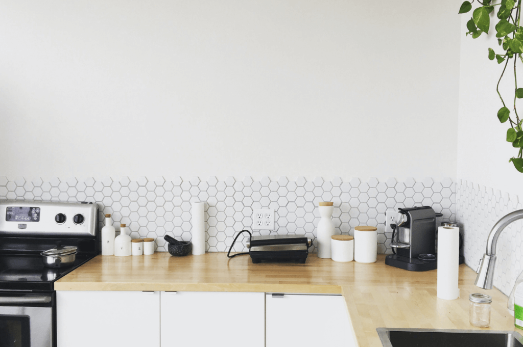 Rivestimenti in mosaico: come scegliere le piastrelle perfette per la cucina | Facile Ristrutturare rivestimento parete mosaico in cucina