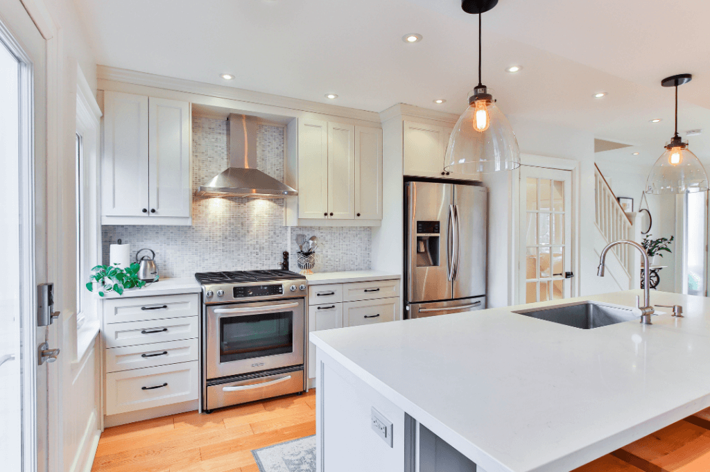 Rivestimenti in mosaico: come scegliere le piastrelle perfette per la cucina | Facile Ristrutturare cucina bianca con rivestimento mosaico