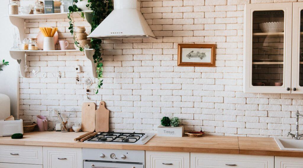 Tendenze cucine 2022: arredi, rivestimenti, domotica | Facile Ristrutturare Tendenze cucina 2022 rivestimenti Cucina rustica con rivestimento in mattoncini