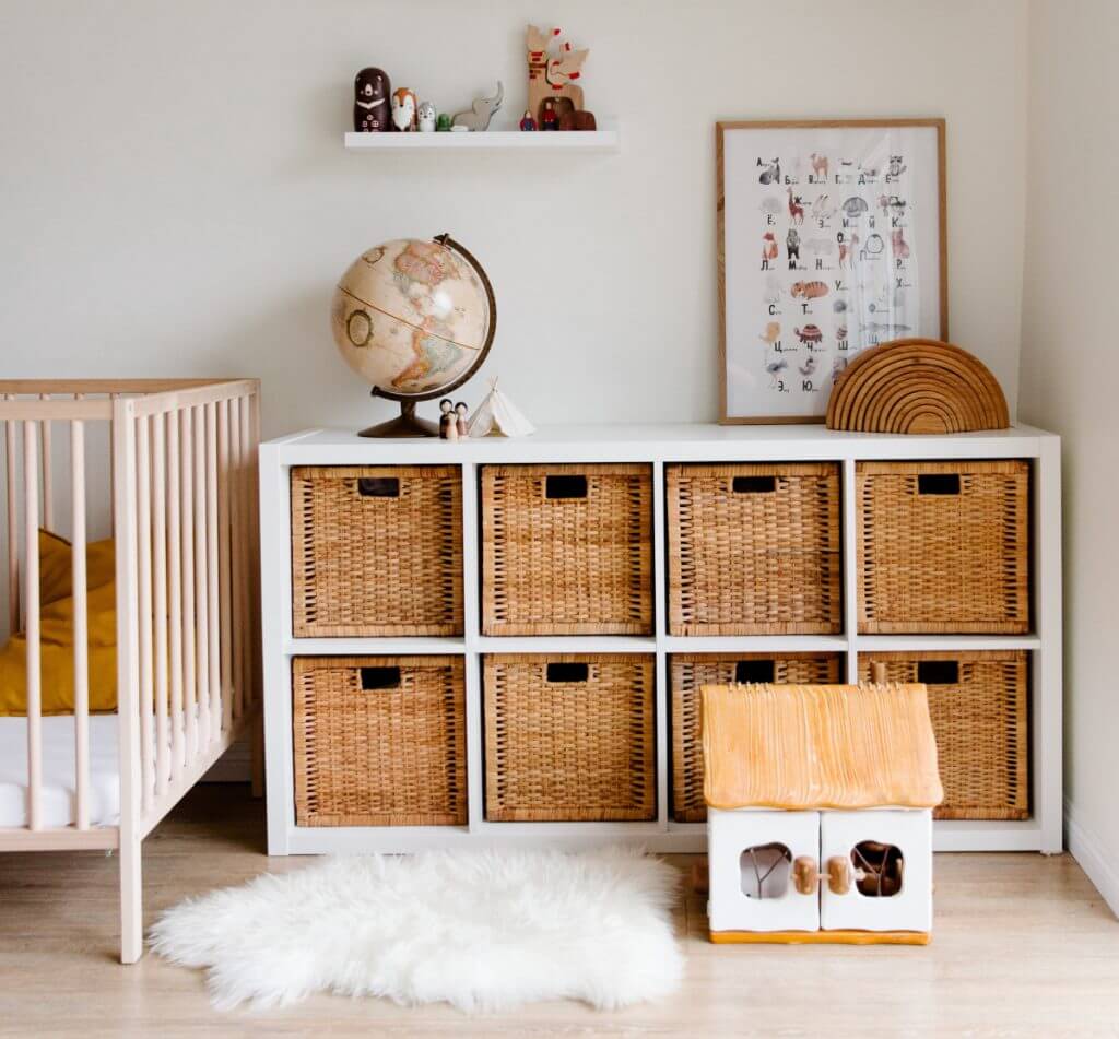 Cameretta dei bambini: idee per la ristrutturazione | Facile Ristrutturare idee cameretta dei bambini con armadio con cassetti di paglia.