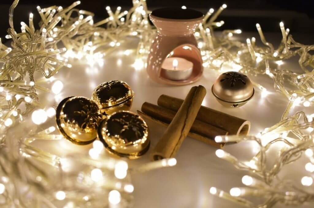 Natale is coming: come arredare casa in stile scandinavo | Facile Ristrutturare Arredare casa a Natale. Candela con luci di natale e cannella.