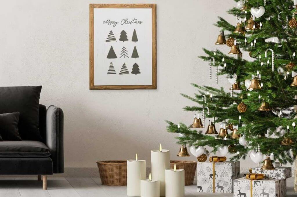 Natale is coming: come arredare casa in stile scandinavo | Facile Ristrutturare Arredare casa a Natale. Salotto con divano nero e albero fi natale con candele bianche.