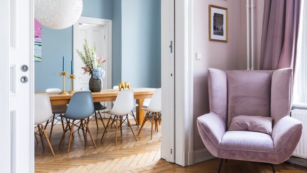 Colour Match: tendenze e abbinamenti di colore per il 2022! | Facile Ristrutturare zona giorno con poltrona in velluto glicine e tavolo di legno con sedie bianche e azzurre.