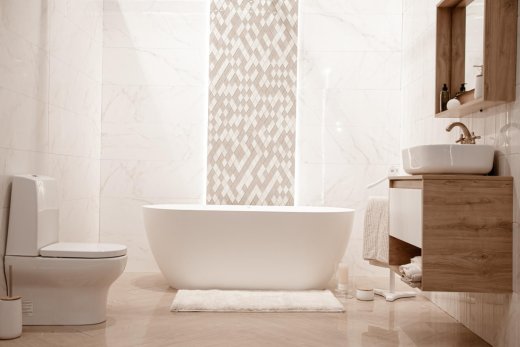 Bonus bagno 2022 bagno classico con pezzi bianchi, tende e mobile sospeso