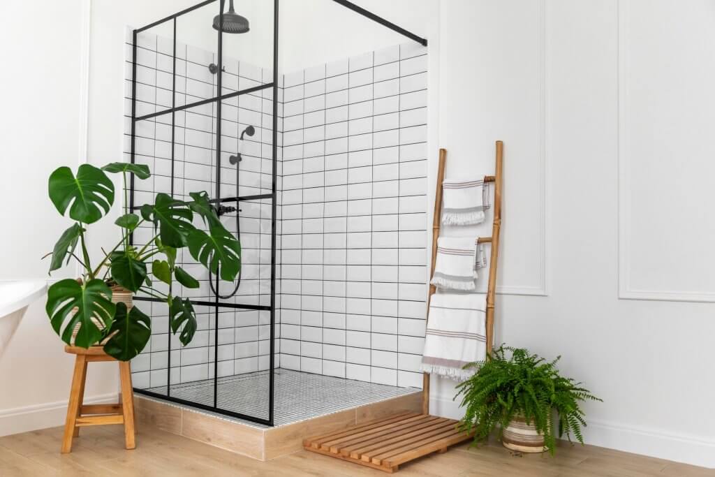 Bonus bagno 2022: tutto quello che c’è da sapere | Facile Ristrutturare bagno moderno con doccia vetrata e scala in legno con asciugamani.