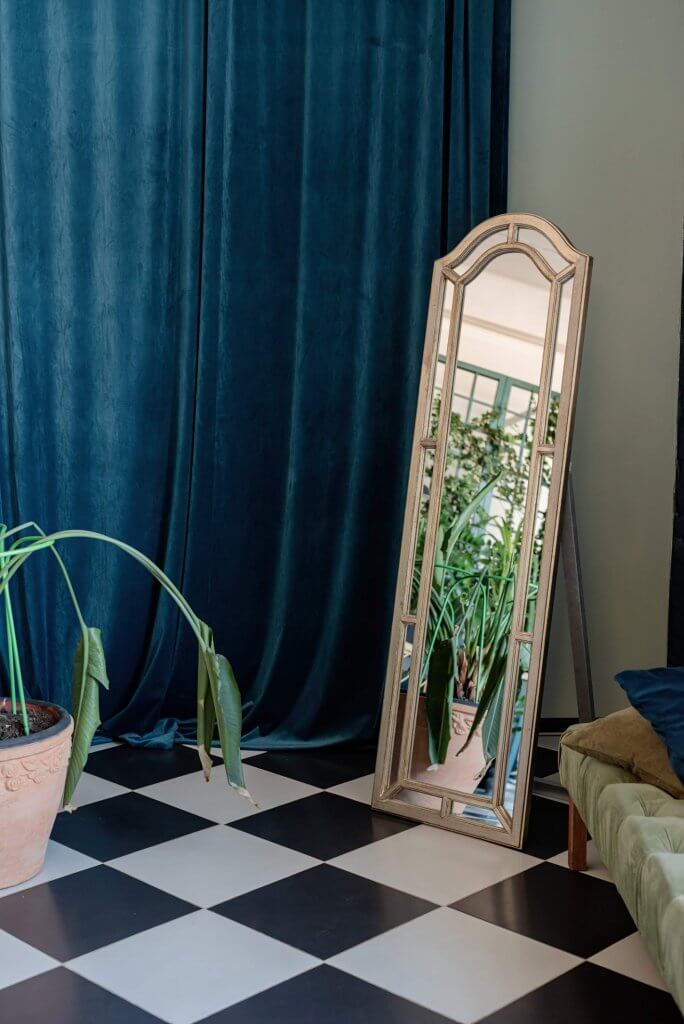 angolo casa con specchio rettangolare da terra.