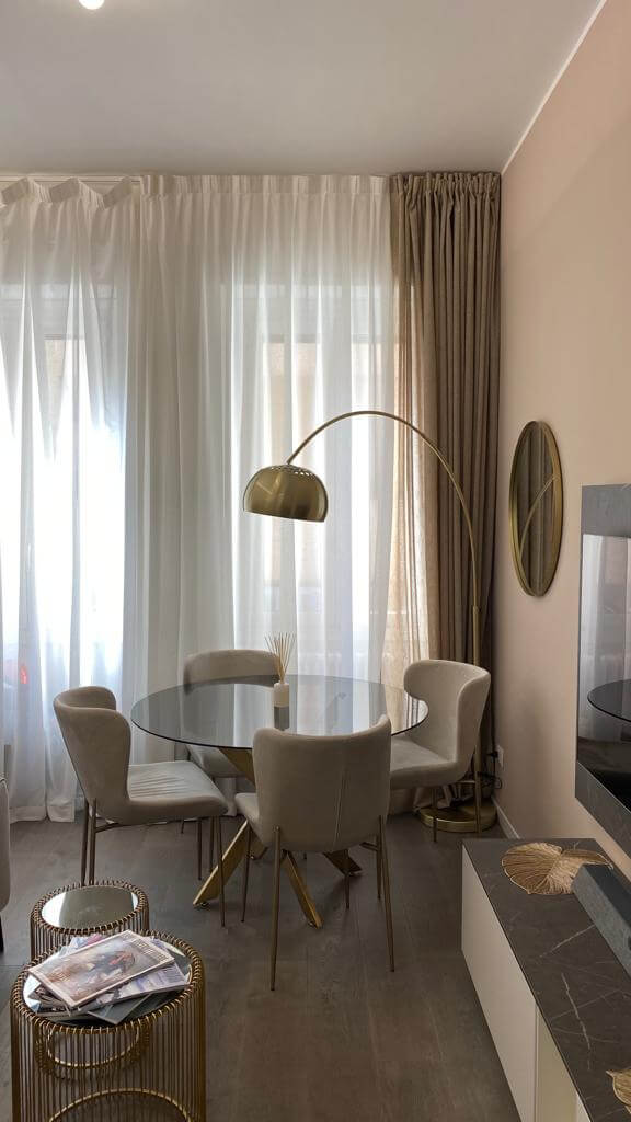 La casa di design sui toni neutri di Giulia Salemi! | Facile Ristrutturare soggiorno casa giulia salemi, parquet, tavolo rotondo id vetro, poltroncine e piantana di design