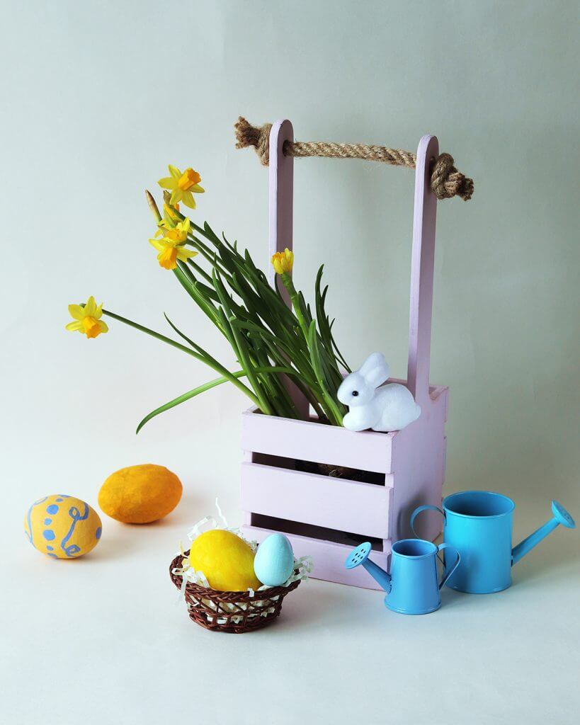 addobbo floreale con uova e coniglio per pasqua