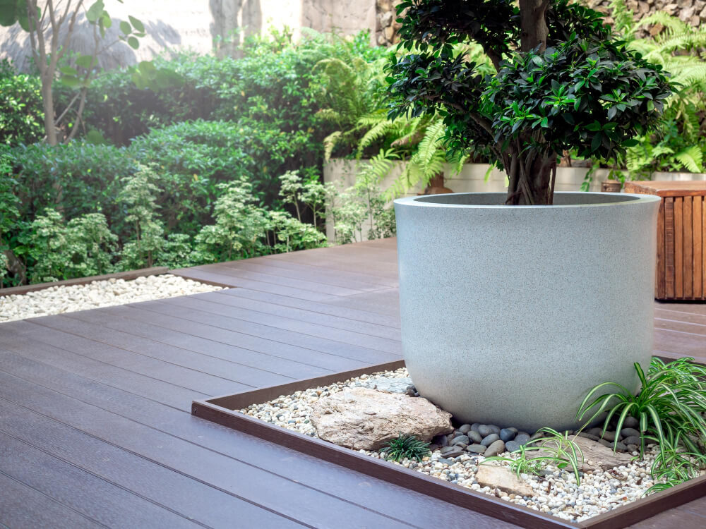 5 Consigli per rinnovare la casa in Primavera | Facile Ristrutturare Giardino con pianta in un vaso in ceramica
